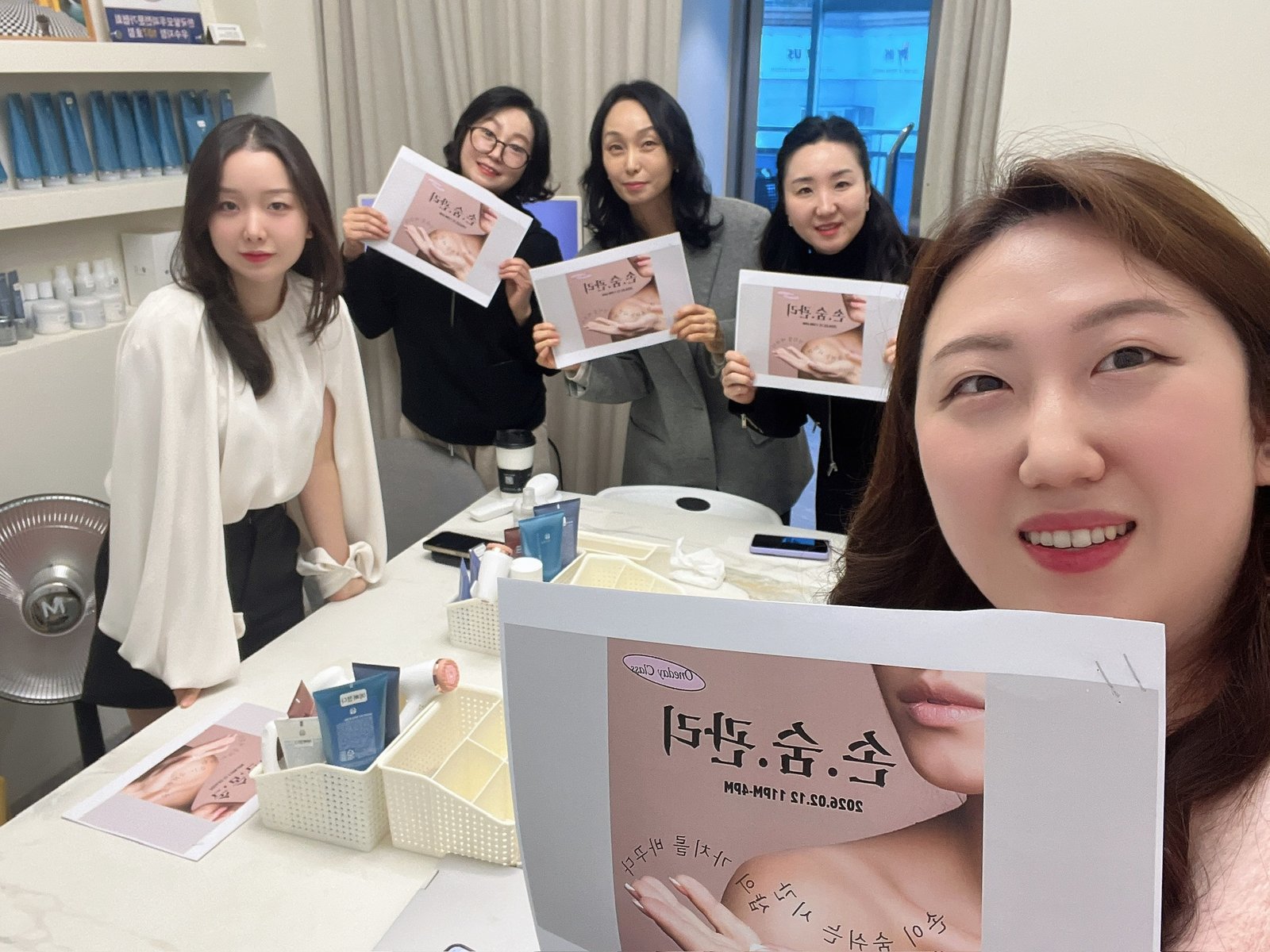 소규모 클래스 수강생들과 함께 촬영한 단체 사진