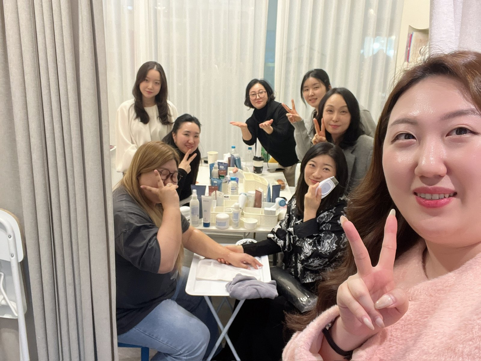 시술 테이블 주변에서 촬영한 클래스 단체 사진